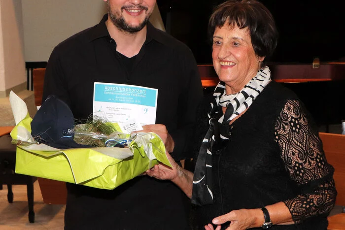 Die Gemeinderätin Inge Schmied überreichte im Namen der Stadtgemeinde Feldkirchen ein kleines Geschenk an den Kursleiter Johann Ratschan.