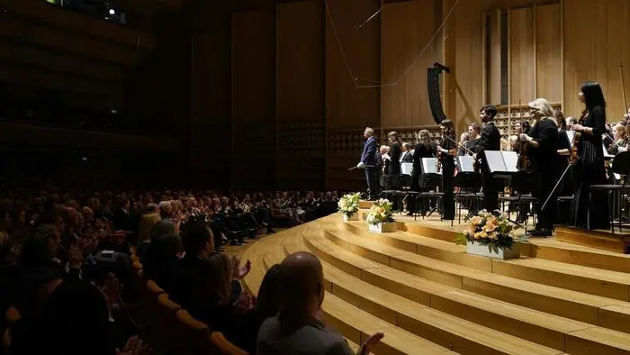 ABD0099_20240101 - LINZ - ÖSTERREICH: ++ HANDOUT ++ Neujahrskonzert des Bruckner Orchesters Linz mit der Eröffnung des Brucknerjahres am Montag, 1. Jänner 2024, im Brucknerhaus in Linz. - FOTO: APA/BRUCKNERHAUS LINZ/REINHARD WINKLER - ++ WIR WEISEN AUSDRÜCKLICH DARAUF HIN, DASS EINE VERWENDUNG DES BILDES AUS MEDIEN- UND/ODER URHEBERRECHTLICHEN GRÜNDEN AUSSCHLIESSLICH IM ZUSAMMENHANG MIT DEM ANGEFÜHRTEN ZWECK UND REDAKTIONELL ERFOLGEN DARF - VOLLSTÄNDIGE COPYRIGHTNENNUNG VERPFLICHTEND ++