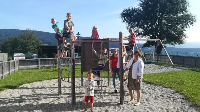 Bürgermeisterin Silvia Karelly besucht die Sommerkinderbetreuung