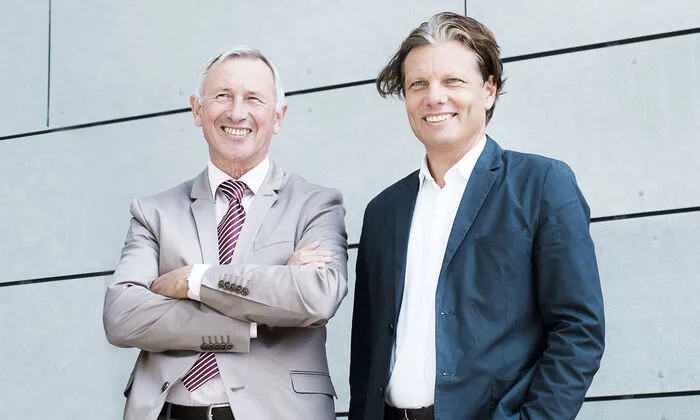 Von links: Geschäftsführer der FH JOANNEUM Karl Peter Pfeiffer und Abteilungsleiter Personal und Recht Peter Reininghaus  