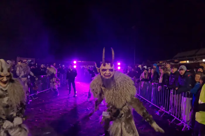 Wie in den Jahren zuvor folgten auch heuer rund 50 Krampusgruppen dem Ruf auf den Sportplatz