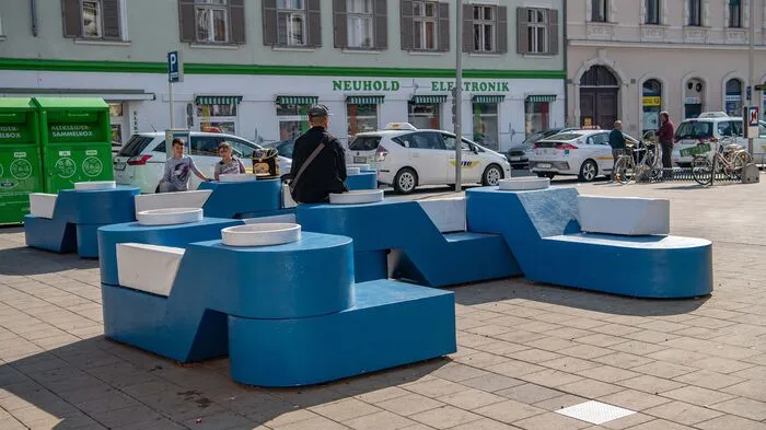 Für Aufsehen sorgt derzeit eine blaue Riesenkette, die am nördlichen Teil des Griesplatzes aufgestellt wurde.