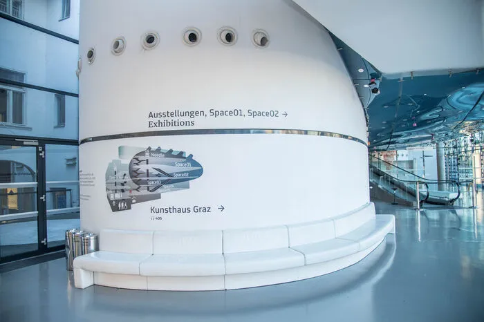 Fast jeder Mistkübel ist kaputt oder beschädigt, die Zeichenangaben geben keine echte Orientierung.