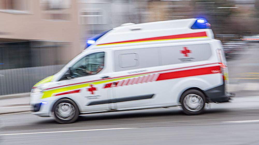 Die Verletzte wurde mit der Rettung in die Klinik nach Innsbruck gebracht (Sujetbild)