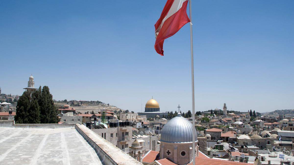 Die österreichische Flagge über Jerusalem