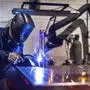 Unbekannter Mann mit Schutzbrille und Handschuhen bei der Arbeit in einer Fabrik zum Schweißen von Metallteilen Unrecognizable man with safety goggles and gloves working in a factory welding pieces of metal Copyright: imageBROKER/UnaixHuizi ibxuhu11817166.jpg ,model released, Symbolfoto ,property released Bitte beachten Sie die gesetzlichen Bestimmungen des deutschen Urheberrechtes hinsichtlich der Namensnennung des Fotografen im direkten Umfeld der Veröffentlichung