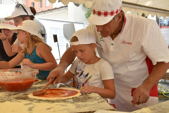... Pizzaweltmeister Leonardo Granata hilft natürlich ein bisschen mit...