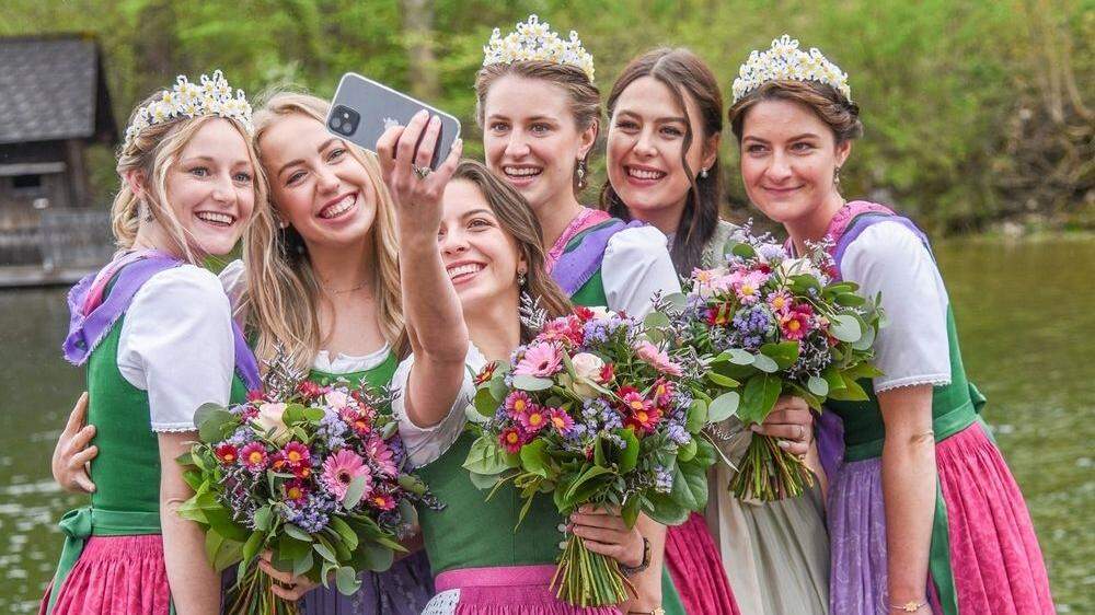Die amtierende Narzissenkönigin Lisa Weinhandl im Selfie-Modus mit ihren Hoheiten-Kolleginnen