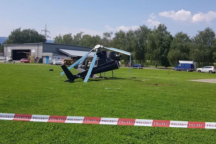Der Helikopter wurde vollkommen beschädigt.