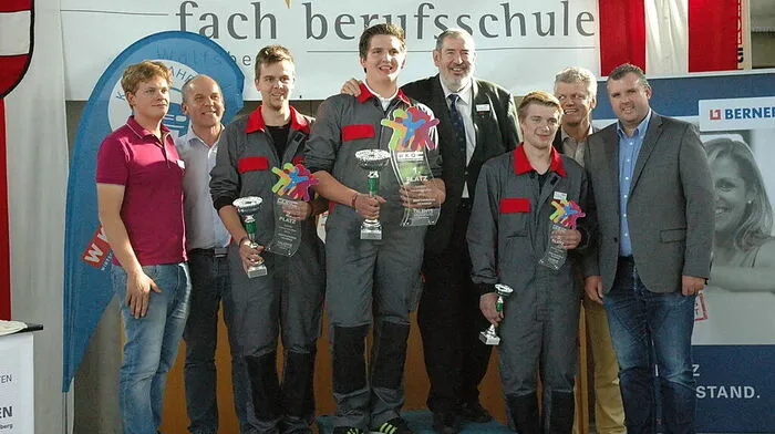 Kfz-Fachlehrer Daniel Haid und Siegfried Weinberger, Grillitsch, Jahrer, Bundesinnungsmeister Fritz Nagl, Eberhard, Direktor Norbert Aichholzer und Hannes Primus