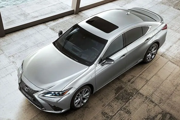 Dank des bereits im LC Coupé verwendeten adaptiven variablen Fahrwerks punkten die F-Sport-Versionen des Fronttrieblers mit mehr Dynamik, die in den zwei Fahrmodi „Sport“ und „Sport+“ unterschiedlich stark ausgeprägt ist.