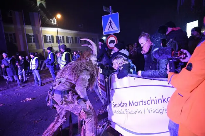 Zahlreiche Besucherinnen und Besucher kamen, um die schaurig-schöne Show zu sehen. 