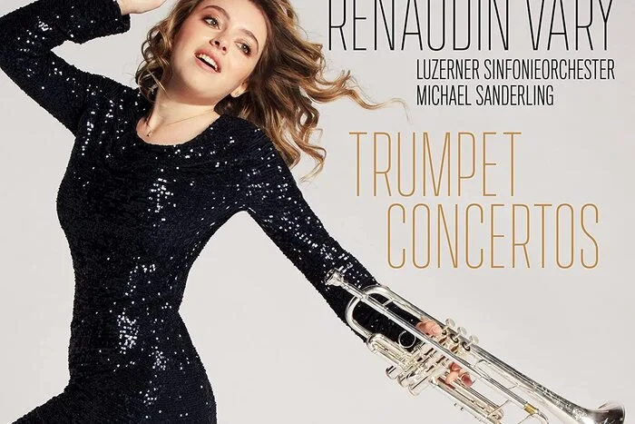 Kaum ein Instrument passt so gut zu Weihnachten wie eine Trompete: Die Trompeterin Lucienne Renaudin Vary ist eine der Großmeisterin im Fach. Scheinbar mühe-, ja schwerelos spielt sich die Französin mit wunderschön feinem Ton durch Konzerte von Johann Neruda, Alexander Arutiunian, Johann Nepomuk Hummel sowie Joseph Haydn und verleiht der Musik dennoch Gewicht.Lucienne Renaudin Vary. Trompetenkonzerte. Parlophone