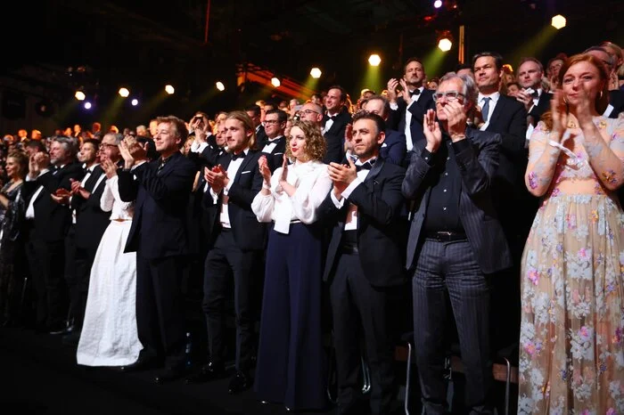 ... gab es vom anwesenden Publikum sogar Standing Ovations und natürlich auch eine Goldene Kamera für ihr Engagement.