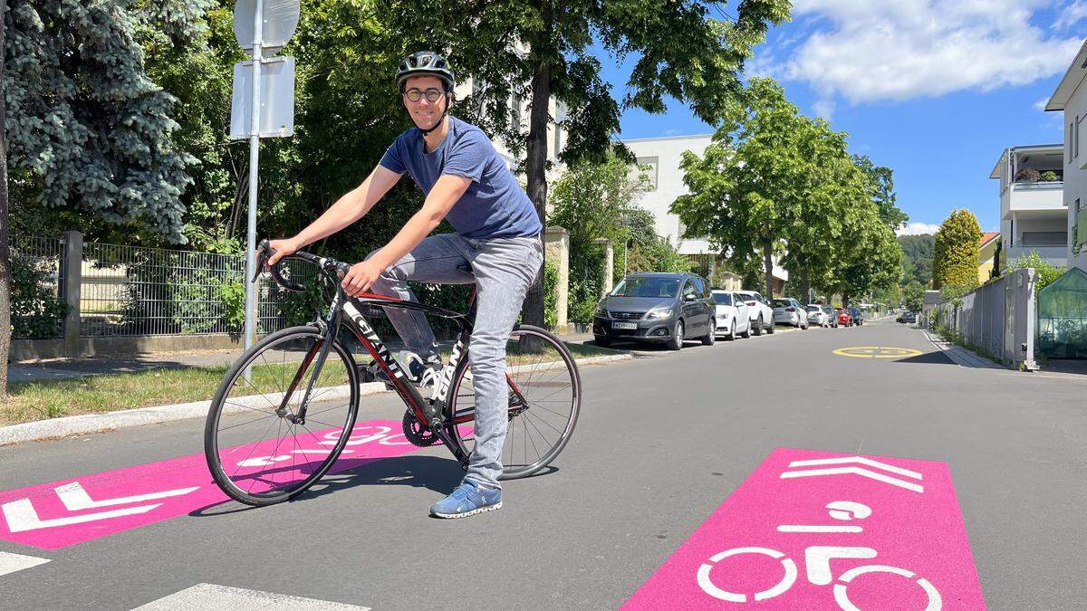 Philipp Sonnleitner zwischen zwei &quot;Sharrows&quot; in der Kernstockgasse Richtung Sandriegel