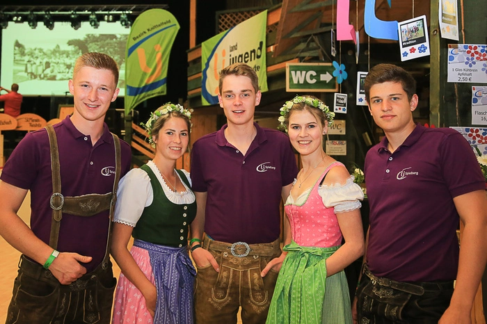Die Ballveranstaltung wurde mit einer schwungvollen Polonaise, einstudiert von der Tanzschule Mandy, eröffnet. Und auch danach wurde den Gästen einiges geboten: Neben Musik und Kulinarik gab es etwa ein Schätzspiel und eine Mitternachtseinlage des Bezirksvorstandes.