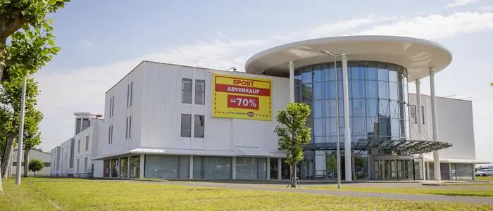 Die Fläche, auf der sich das Multicenter Feldbach befindet, ist als „Gewerbegebiet-Bauland“ gewidmet. Ein Sportgeschäft darf dort nicht stehen