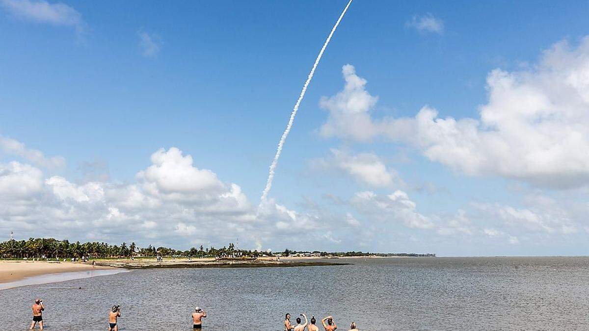 &quot;Rakete-Schauen&quot; am Strand von Französisch-Guyana