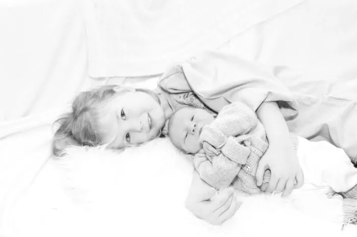 Mia Valentina (4) ist ganz vernarrt in ihren kleinen Bruder Paul Alexander. Der herzige Bub erblickte am 21. Dezember um 9.10 Uhr das Licht der Welt. Kurz nach der Geburt war er 3480 Gramm schwer und 55 Zentimeter groß. Die Geschwister werden in Greuth aufwachsen, wo die Eltern Martina und Helmut Ronacher Zuhause sind.