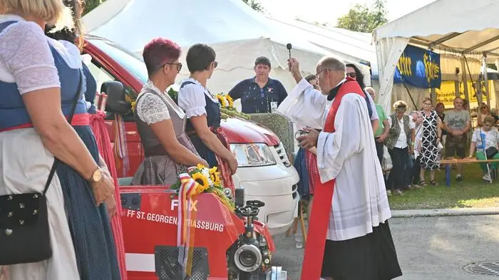 Die Fahrzeug- sowie Tragkraftspritzensegnung erfolgte durch Probstpfarrer Johann Rossmann.
