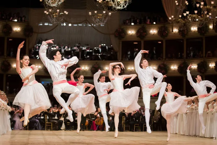 Das Staatsopernballett, das zuletzt aufgrund von Verletzungen und Babykarenzen stark ausgedünnt war, kehrte am Ball mit voller Stärke zurück. Mit den Solotänzern Olga Esina, Maria Yakovleva, Robert Gabdullin und Roman Lazik an der Spitze tanzte es die vom Solotänzer Eno Peci eigens für den Ball kreierten Choreografien zu Josef Strauß' "Mein Lebenslauf ist Lieb'" und der Polka "Lust, Walzer und Feuerfest".  