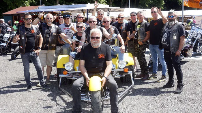 In Stein gab es schon immer Jungs mit einem Hang zu heißen Eisen und rauchenden Motoren.