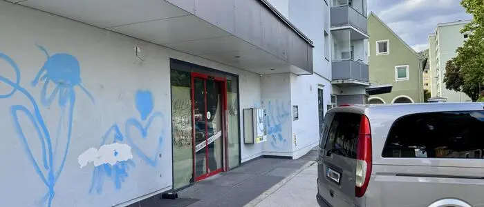 Ein aufgelassenes Geschäft mit Graffiti an den Wänden