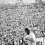 Blick auf die zahlreichen Besucher des legendären Musikfestivals Woodstock in Bethel, New York, USA, im August 1969.