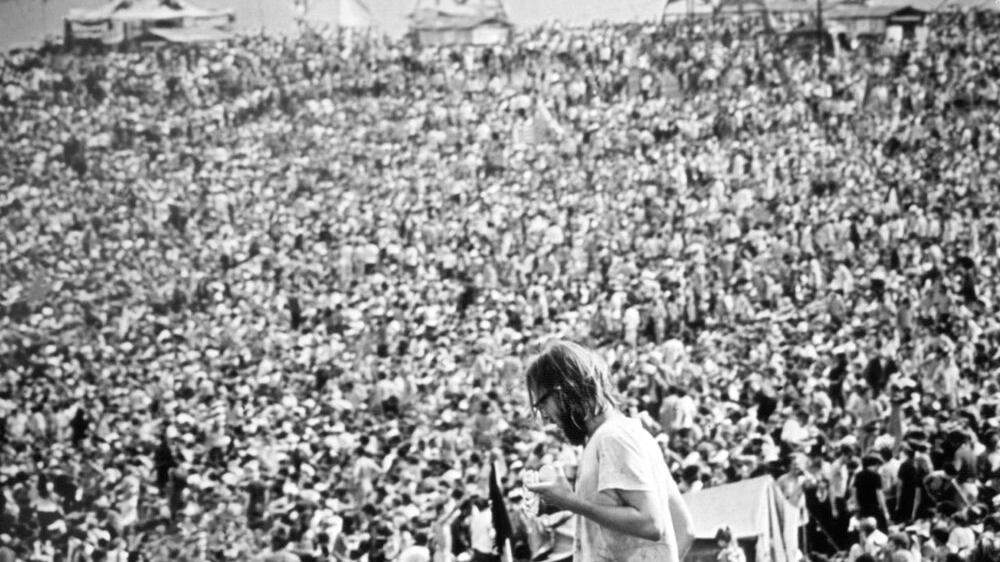 Blick auf die zahlreichen Besucher des legendären Musikfestivals Woodstock in Bethel, New York, USA, im August 1969.