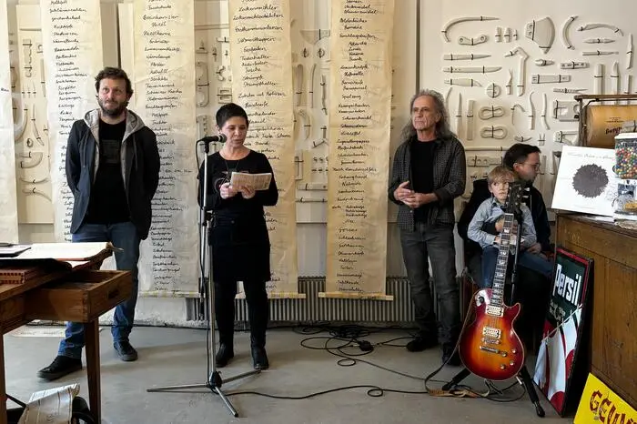 Eröffnungsrede der Familie Wetzelberger. Musiker Franz Wetzelberger gab ein Hauskonzert an der E-Gitarre
