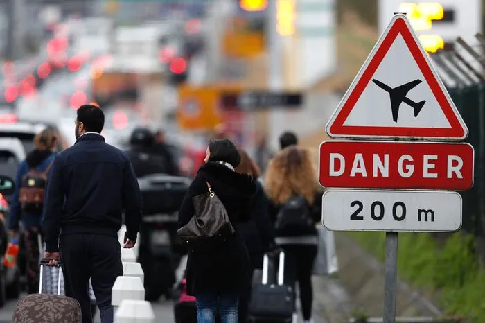 Rund eineinhalb Stunden davor hatte ein Mann in der Nähe von Paris auf Polizisten geschossen und dabei einen von ihnen leicht verletzt. Die Schüsse sollen im Zusammenhang mit dem Vorfall am Flughafen stehen.