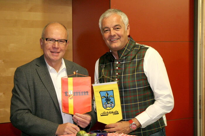 Unter den zahlreichen Besuchern gesehen wurden unter anderen der Althofner Bürgermeister Alexander Benedikt (rechts) sowie sein Amtskollege aus der Partnergemeinde Tamm (Deutschland), Martin Bernhard (links).