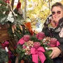 Gastwirtin Adele Gnamusch mit ihren selbstgemachten Adventkränzen