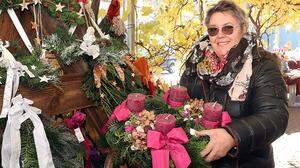 Gastwirtin Adele Gnamusch mit ihren selbstgemachten Adventkränzen