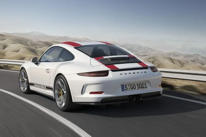 Er wird nämlich nicht mit einem 3-Liter-Turbo, sondern mit dem hochdrehenden 4-Liter-Boxer-Saugmotor aus dem GT3 RS mit 500 PS und manuellem Siebenganggetriebe an den Start gehen. Puristischer wird es in Zuffenhausen wohl nicht mehr zugehen.