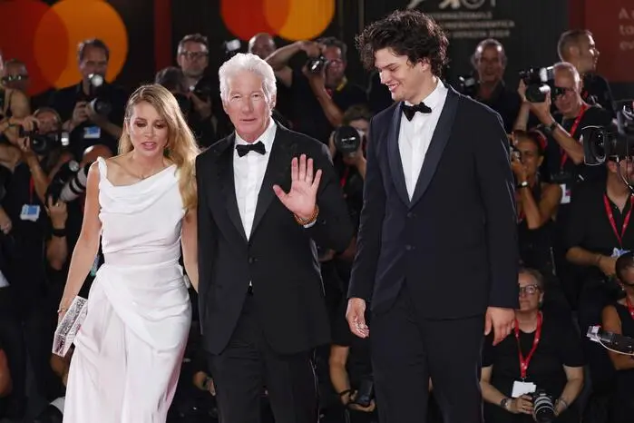Richard Gere mit Ehefrau Alejandra Silva und Sohn Homer James Jigme Gere bei der Premiere des Kinofilms „Wolfs“