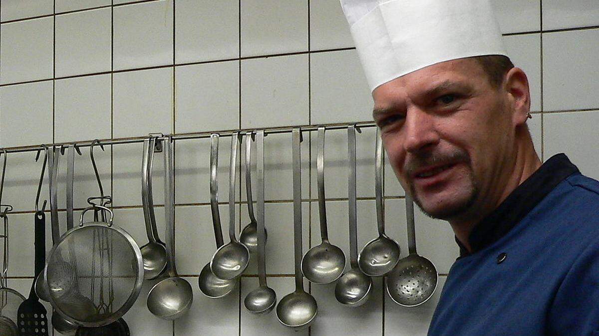 Einzigartig im Land: Johann Bauer, Küchenchef im k.u.k. Wirtshaus in Weißkirchen, arbeitet seit 34 Jahren im Betrieb der Familie Breznik 