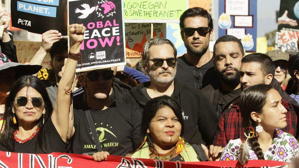 Joaquin Phoenix inmitten der Protestierenden in Los Angeles