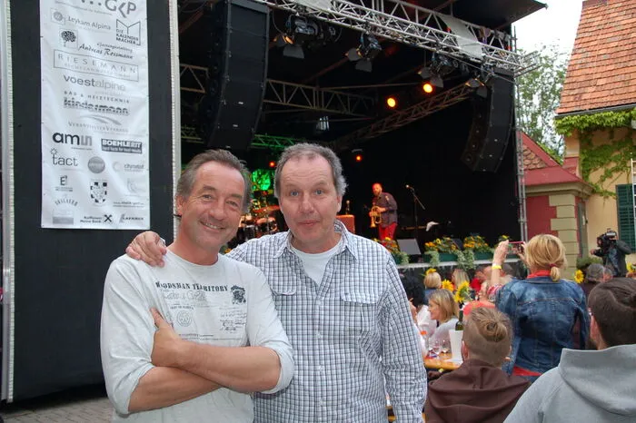 Hausherr Arnold Melcher (links) und Organisator Andreas Koepp gelang es, ein abwechslungsreiches Programm auf die Beine zu stellen.