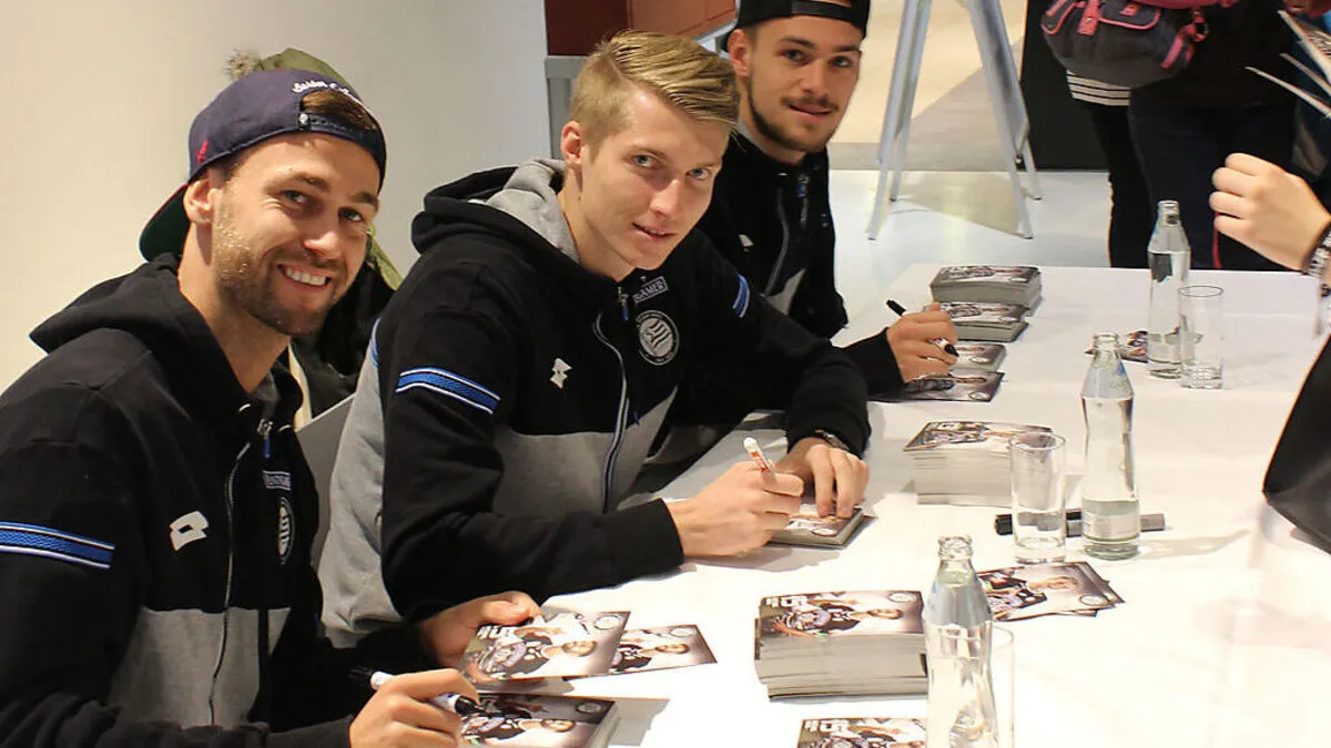 Nicht nur der meisterteller ist da, sondern auch die Sturmspieler, die Autogramme geben