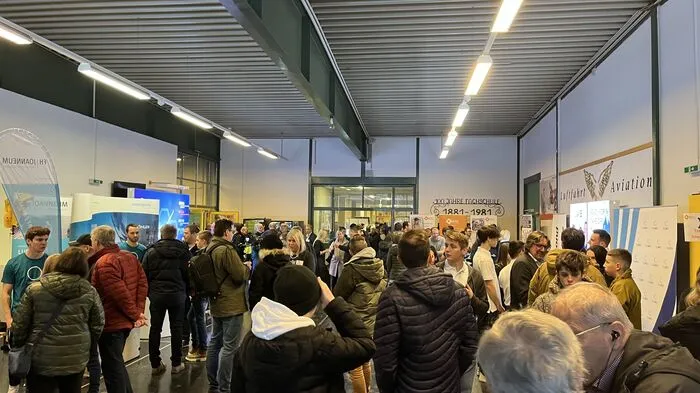 Zahlreiche interessierte Jugendliche und ihre Eltern informierten sich über Luftfahrttechnik an der HTL Kapfenberg.