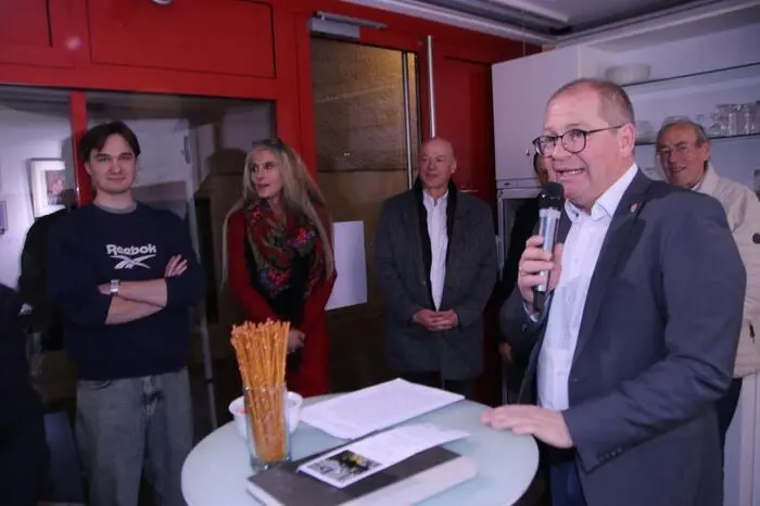 Bei der bestens besuchten Vernissage am vergangenen Freitag begrüßte Bürgermeister Bernd Osprian die Gäste.