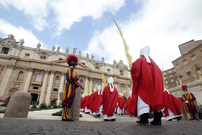 Rund um den Vatikan werden verstärkt Polizeikontrollen durchgeführt.