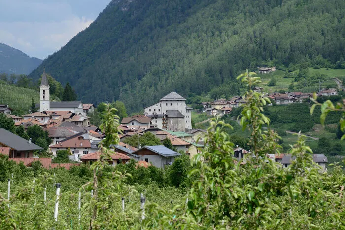 Umgeben von zahlreichen Obstbäumen liegt Caldes im unteren Val di Sole im Trentino. Zu sehen gibt es das Castel Caldes aus dem 13. Jahrhundert und die Festung Rocca di Samoclevo.