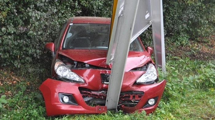 In einer unfallträchtigen Kurve der B 70 in den Kremser Reihen kam am Sonntagnachmittag Fahrtrichtung Voitsberg ein Pkw von der Straße ab und prallte gegen einen Wegweiser. 