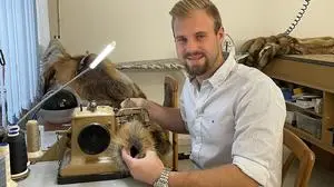 Philipp Subosits stellt Kleidung und Accesoires aus Fellen und  Pelzen her