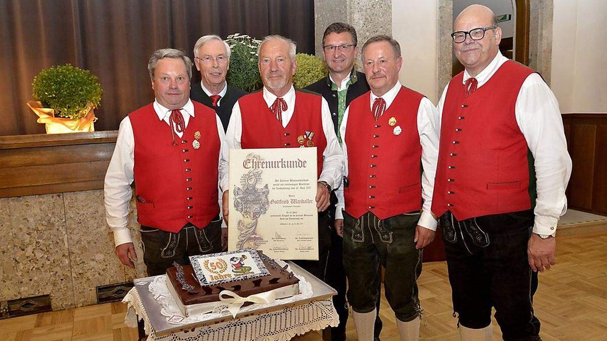 Herwig Wandling, Rudolf Egger, Gottfried Wandaller, Wolfgang Klinar, Dietmar Kalt und Franz Pusavec mit Geburtstagstorte