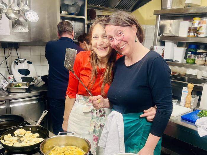 Gerda Sammer-Schmidt (l.) zeigte in ihrem Kochkurs, wie ein veganes Festtagsmenü gelingt