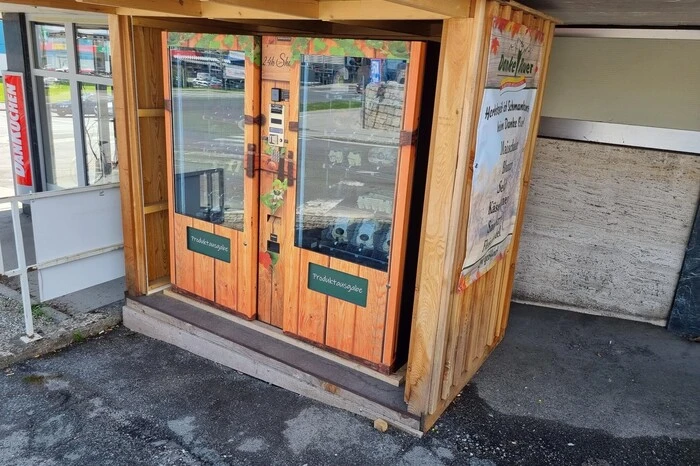 Verkaufsautomat mit Alterskontrolle Dieses Häuschen, Baujahr9/2020, funktioniert mit Bargeld oder Bankomat, samt Alterskontrolle für den Verkauf von Alkohol. Im Preis inkludiert: eine wetterfeste Lärchenholz-Hütte.