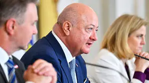 Zu Beginn der Kausur wird es ein gemeinsames Statement von Kanzler Christian Stocker (ÖVP), Vizekanzler Andreas Babler (SPÖ) und Außenministerin Beate Meinl-Reisinger (NEOS) geben